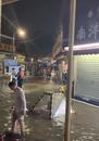 ?海水倒灌致“深圳八景”之一中英街被淹 當?shù)刈钚禄貞阂殃P閉海濱棧道入口
