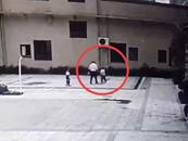 廣西賀州一公職人員在小區(qū)毆打6歲男童被拘留   單位回應(yīng)：正在配合處理