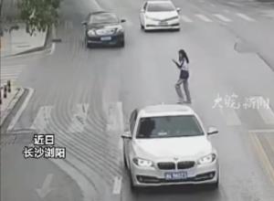 当一个“低头族”遇到另一个“低头族” 