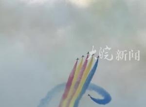 空军“八一”表演队珠海开展适应性训练 庆祝人民空军成立75周年