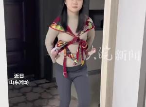 爸爸悄悄查看妈妈背袋里的宝宝睡着没有，结果发现可爱一幕。