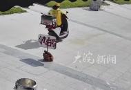 每天都有不同的人和車摔倒 遠看是路 近看是個臺階 網友：最后那個越野車有事兒是真上?。?