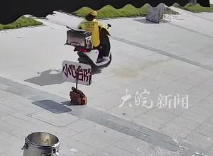 每天都有不同的人和车摔倒 远看是路 近看是个台阶 网友：最后那个越野车有事儿是真上啊！
