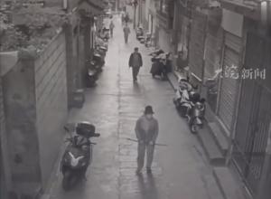 湖南凤凰有人室外持刀行凶  
当地回应：警方正在调查