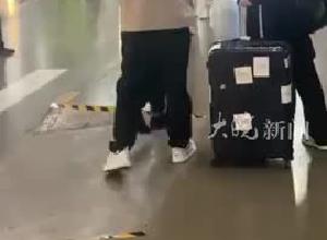 男子在机场与人吵架互骂，因太生气晕倒在地，机场：已及时送医抢救