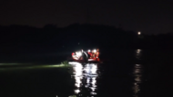 到河中央抓魚遇漲水，男子被困河心島