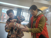 鼓樓街道大田拐社區開展“以愛入枕、健康相伴”艾草枕制作志愿服務活動