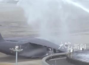 英雄回家！接运第十一批在韩志愿军烈士遗骸的运-20专机，抵达沈阳桃仙国际机场