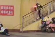 成都一交警用警棍擊打 疑似醉酒逃逸司機？回應：正調(diào)查，不方便透露太多