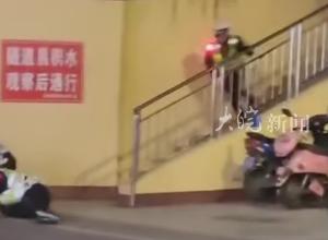 成都一交警用警棍击打 疑似醉酒逃逸司机？回应：正调查，不方便透露太多