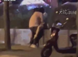 柳州一女子喝醉在路边遭男子强暴后自杀? 
警方辟谣:醉酒呕吐男伴搀扶