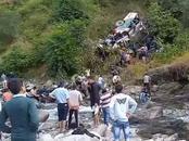 印度一客運(yùn)大巴墜崖 已致36人死亡