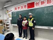 阜陽小學生雨中三次往返送傘給執勤交警