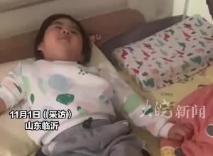 4岁偏瘫女孩突然自己坐起来了，1岁时摔下床伤到大脑 已治疗3年，病房其他家长都为她鼓掌