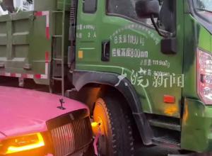 货车撞劳斯莱斯被免赔 当事人回应老家建别墅 儿子开奔驰 自己在广州打拼30多年挣得
