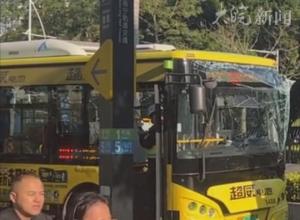广西南宁一公交车发生事故
 医院称已有9人送医 
公交、交警均已到场处置