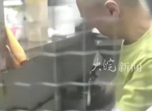 52岁TVB演员戴耀明被曝在餐厅打工 被拍到送餐 蹲地洗碗 倒垃圾 本人回应：不偷不抢  过好自己就可以
