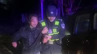 蚌埠特警雨夜上演“公主抱” 送回走失老人
