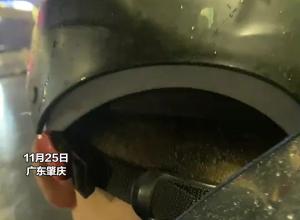 女生突发急性肠胃炎 相亲对象骑摩托车送其就医半路下大雨  并问女生：你不觉得很浪漫吗 