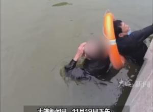 庐江一小区保安 
跳入刺骨寒水 救起落水老人