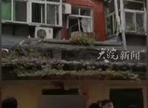 河南一住户家煤气罐爆炸 阳台损毁 高压锅炸飞 消防介入处置