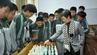 國際象棋特級大師謝軍與蚌埠小棋手上演車輪戰