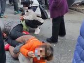 沈陽一早市發生汽車撞人事件 目擊者：賣菜攤戶被撞