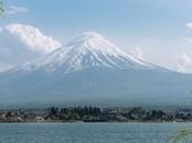 “雪頂”創遲到紀錄！日本富士山終又“白頭”