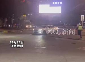 轿车为逃避检查带着交警撞上石墩？赣州南康区警方：当事人酒驾

