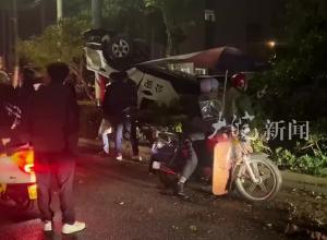 湖南郴州一警车翻进绿化带 四轮朝天，当地回应：正在调查