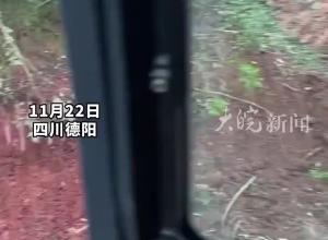 听说老两口用三轮车往山上拉水种地 挖机师傅下班后帮老人挖蓄水池 老人抬来一袋红薯表示感谢 