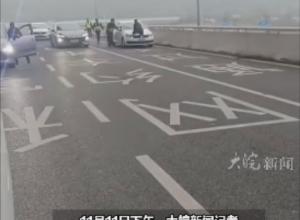 四川泸州一交通执法人员 
被司机顶引擎盖驶离 
当地回应：正研究处理