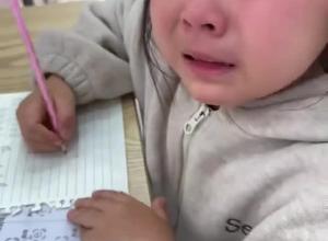 5岁女孩不会写生字被妈妈误会，边哭边诉苦，连说4遍：我心好痛！