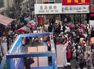 理发师晓华被120车辆拉走？官方回应：该信息不实，“晓华累了 就是休息一下”