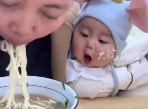  奶奶抱着宝宝吃面，宝宝馋得嘴巴张得大大的，孩子妈妈：刚长出牙就成了小吃货