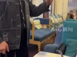 义乌擦鞋阿姨社交能力太强了 自学散装英语，和外国人搭话赚钱 外国顾客主动加价：15块！
