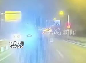 南京野猪霸道出行 被小伙“双杀” 当事车主：正在走保险
