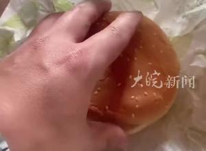 两片面包夹黄瓜小肉饼，家长吐槽公办初中配餐简陋，济南官方回应：将核查处理