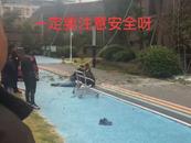 四川綿陽一小區(qū)內(nèi)安裝工人從高樓墜落  屬地社區(qū)證實 