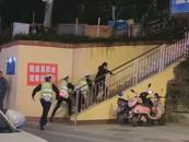 成都警方通報交警用警棍控制酒駕司機
