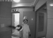 武漢一外賣員遭業主投訴后持刀上門威脅 警方稱雙方已和解