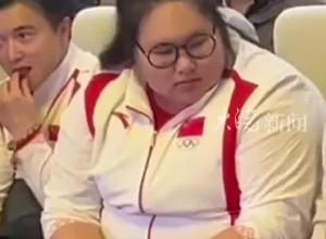 举重冠军李雯雯到新疆 空手握碎两个核桃  网友：这就是奥运冠军的实力