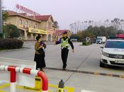 妻子到服務區上廁所，粗心丈夫加完油直接開車走了