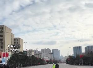 第十一批在韩中国人民志愿军烈士遗骸回国 沈阳街头的少先队员们敬礼致意