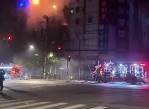 上海一路边大楼失火，消防回应：已扑灭，没有人员伤亡