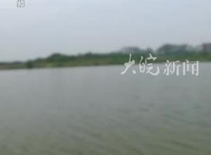 长江边男子玩路亚钓上手枪 当事人：还以为中鱼了 枪泡水太久全部生锈  已经上缴了

