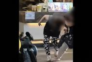 女子毆打奶茶店員及保安引關(guān)注，店員同事：已報(bào)警處理