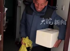 儿子因病离世，儿媳独自养娃。七旬公公凌晨四点倒3趟车来探望，“大家的心都千疮百孔，但却互相慰藉。”
