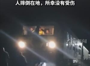 黑龙江一旅客列车行驶中脱轨  
亲历者讲述：突然颠簸，车厢倾斜 人摔倒在地，所幸没有受伤