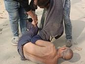 “男子當街毆打老父親”視頻熱傳  當地回應：因分地產生糾紛，警方已介入